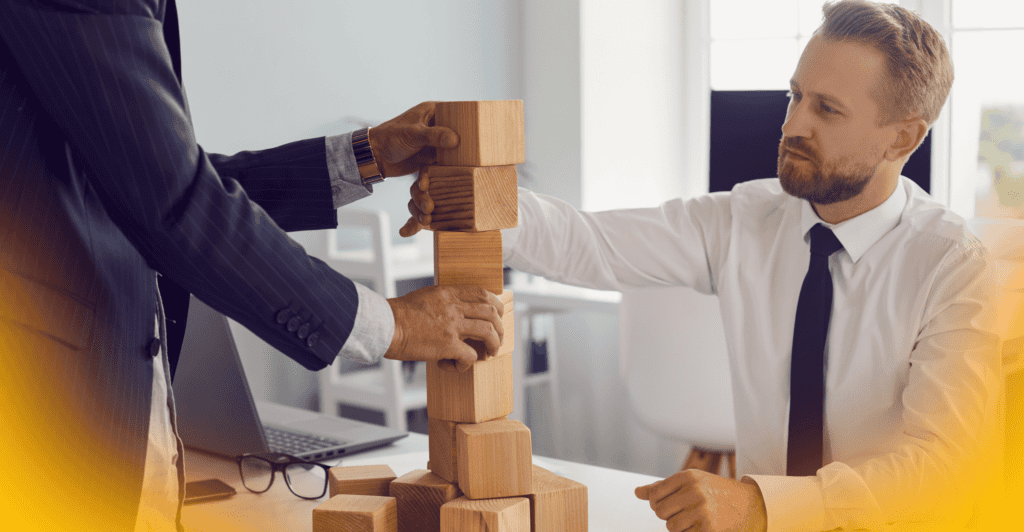 Empresarios haciendo una actividad de liderazgo